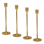 Conjunto de quatro castiçais em metal de hastes longa. Fabricados em metal com acabamento dourado, oferecendo um visual clássico e sofisticado. 23 x 7 cm.