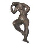 Escultura em bronze retratando uma Mulher Sentada com Braço Levantado.  Exibe as clássicas linhas fluidas, curvas e formas tubulares limpas e reduzindo os detalhes anatômicos tradicionais para focar na harmonia geométrica e na pureza da forma. 6 x 24 x 10 cm.
