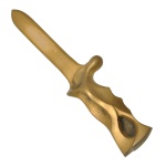 DOMENICO CALABRONE - Escultura em bronze dourado funcional, especificamente um abridor de cartas. Apresenta um design estilizado de figura humana no cabo. Assinada. 26 x 7 cm.