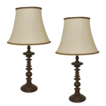 Par de tocheiros em madeira lustrada, montado para luminária de mesa em estilo clássico. Madeira entalhada com anéis e detalhes esféricos sobrepostos. Base circular. Acompanha cúpulas em formato de sino em tom bege claro. 100 x 23 cm (MT). 41 x 53 cm (cúpula).