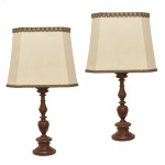 Par de tocheiros em madeira lustrada, montado para luminária de mesa em estilo clássico. Madeira entalhada com anéis e detalhes esféricos sobrepostos. Base circular. Acompanha cúpulas em formato de sino em tom bege claro. (Uma cúpula rasgada). 94 x 17 cm (MT). 40 x 50 x 50 cm (cúpula)