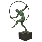 Escultura em metal patinado conhecida como "Illusion". Retrata uma dançarina com um arco, montada sobre uma base de mármore preto. Apresenta danos no pé (está quebrado). 29 x 15 x 15 cm.