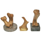 DOMENICO CALABRONE - Conjunto de três esculturas abstrata modernista em bronze fundido e polido sobre uma base granito. Exploram a forma humana e o biomorfismo, uma vertente artística do artista. 14 x 7 x 6 cm / 9 x 7 x 3 cm / 10 x 9 cm.