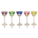 Conjunto de 8 taças coloridas em cristal. Pés translúcidos. Todas com bicados. 19 cm