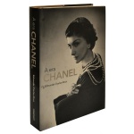 LIVRO -  "A Era Chanel", uma biografia ricamente ilustrada sobre a estilista Coco Chanel. Escrito por Edmonde Charles-Roux, escritora francesa e ex-editora da revista Vogue, que foi amiga próxima da estilista. Publicado pela prestigiada e extinta editora Cosac Naify em 2007. Edição de luxo em capa dura com sobrecapa, contendo cerca de 384 páginas e mais de 400 fotografias, retratos e desenhos que documentam a trajetória da maior personagem da moda. 27 x 21 cm.