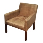 Poltrona com estrutura em madeira e material sintético que imita couro envelhecido em tom marrom texturizado. Apresenta um design clássico com braços retos e pés de madeira escura. 79 x 57 x 59 cm. Desgastes do tempo e de uso.