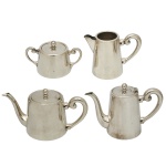 Conjunto p/ chá e café em metal prateado. Constando de 4 peças, sendo: bule de café (13 x 19 cm), bule de chá (10 x 20 cm), leiteira (11 x 14 cm) e açucareiro (8 x 14 cm).