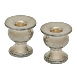 ST JAMES  Par de castiçais em metal prateado St. James. Design elegante com acabamento galvanizado projetado com um formato clássico de vaso. Bocal largo para acomodar velas, corpo bojudo e uma base redonda escalonada que garante estabilidade. 7 x 7 cm. Sinais de uso e do tempo.