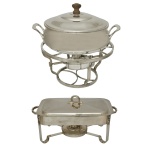 Lote constando de: A) WOLFF - Réchaud de metal prateado com fogareiro. Caçarola redonda com alças, tampa com pegador, suporte e fogareiro para manter os alimentos aquecidos. 34 cm (MT). 16 x 39 cm panela. 17 x 34 cm base. B) ST JAMES  Réchaud de metal espessurado à prata. Estrutura de quatro pés e uma tampa com puxador em formato de argola. 18 x 40 x 22 cm.