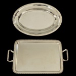 Lote constando de 2 peças, sendo: A) Bandeja metal prateado meridional, de formato retangular com alças.  51 x 33 cm. B) Bandeja oval metal prateado. 43 x 30 cm.