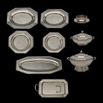 WOLFF  Conjunto de peças em metal espessurado a prata da manufatura nacional Wolff. Constando: de 9 peças sendo:  1 sopeira (18 x 30 cm), 1 Legumeira (13 x 26 cm), 1 travessa p/ peixe (56 x 27 cm),1 travessa oval (47 x 34 cm), 1 travessa oval (42 x 28 cm), 1 bandeja redonda (38 cm), 1 bandeja redonda (34 cm), 1 bandeja retangular (47 x 28 cm / alça solta), 1 bowl com pires (5 x 13 cm bowl / 18 cm pires).
