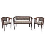 elegante conjunto de namoradeira e duas poltronas  em madeira. Encosto e braços contínuos de formato arredondado (corbeille). Estrutura vazada com ripas de madeira verticais. Pés suavemente recurvos e estofamento texturizado em tecido com padronagem floral ou brocado. 80 x 60 x 44 cm (cadeiras). 82 x 117 x 52 cm (namoradeira).