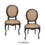 Conjunto de 6 cadeiras clássicas modelo Medalhão. Madeira nobre maciça com acabamento escuro e encosto de formato oval anatômico tradicional revestido em palha indiana combinando com o encosto. Pernas frontais sinuosas em formato cabriolet. 98 x 52 x 40 cm.