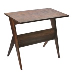 Mesa escrivaninha em madeira caracterizado por linhas limpas e design funcional. 66 x 74 x 42 cm.