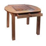 Mesa de jogo com tabuleiro embutido e gaveta para guardar peças. Apresenta alguns riscos. 78 x 96 x 80 cm.