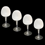 Conjunto de 4 banquetas de fibra modelo Tulipa com assento em ABS e base giratória cromada. 102 x 50 x 35 cm. Duas funcionando e 2 sem o vasculante.
