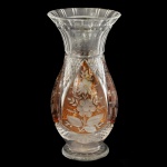 Vaso em cristal lapidada com motivos florais na cor âmbar. 33 x 16 cm.