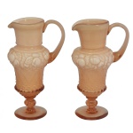 Par de jarras em vidro rosa com padrões de frutas em relevo. 30 x 17 cm.