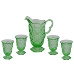 Conjunto de servir constando jarra (25 x 21 cm) e 4 copos (13 cm) na cor verde com padrões de círculos prensados.