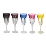 Conjunto de 5 flûtes para Champagne em cristal, ornados com bordas em overlay de cores diversas. Bojos cônicos alongados, lapidados e ornamentados por largas facetas dedão. Hastes retas e facetadas, apoiadas em bases circulares lisas 19 cm.