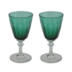 Par de taças em cristal verde com design lapidado. 14 cm.