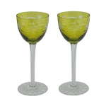 Par de taças de cristal em estilo Baccarat com bojo colorido amarelo e haste translucida. 19 cm.