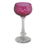 Taça em cristal na cor rosa com lapidação floral. 17 cm.