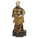 Imagem de São Joaquim em madeira com vestes decoradas em tons de dourado e preto. 30 x 12 x 8 cm.