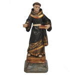 Imagem de Santo Antônio esculpida em madeira policromada com detalhes dourados. 31 x 11 x 10 cm.
