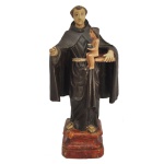 Imagem de Santo Antônio de Pádua em madeira entalhada e policromada apresentando santo segurando Menino Jesus. Base quadrada com cantos chanfrados. 34 x 15 x 9 cm.