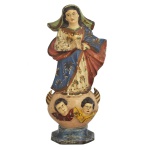 Imagem de N. Sra. Conceição. Base com detalhes de anjos olhando para cima. 23 x 9 x 6 cm.