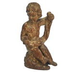 Imagem representando Menino Deus sentado segurando tecido em madeira patinada. 26 x 14 x 12 cm.
