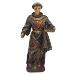 Imagem de Santo Antônio em madeira entalhada e policromada. Santo vestido hábito franciscano escuro. 36 x 17 x 6 cm.