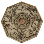 Bússola Feng Shui, também conhecida como Luopan - Caixa octogonal em marfim policromado e apresenta intrincadas gravações de cenas chinesas e caracteres ao redor de uma bússola central. É utilizado como um instrumento tradicional de divinação e orientação na filosofia Feng Shui. A pequena cavidade circular no meio abriga a bússola propriamente dita, responsável por alinhar as direções magnéticas. Ao redor do centro, existem círculos com caracteres chineses. Eles representam fórmulas do Feng Shui, os Troncos Celestes, as Ramificações Terrestres e dados astronômicos. A área externa octogonal exibe ilustrações detalhadas da cultura e do folclore chinês, frequentemente retratando figuras humanas, paisagens, animais e os símbolos do zodíaco oriental. Ricamente entalhada e pintada com tinta preta, típica da arte chinesa de uso erudito/feng shui da era Qing.