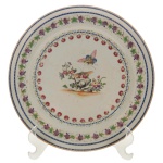 CONSELHEIRO ANTONIO PRADO  RARO prato em porcelana chinesa, Companhia das Índias, pertencente ao Serviço do Conselheiro Antônio Prado (João Ferreira Pinto). Apresenta pinturas baseadas nas fábulas de Esopo ao centro e decorada com flores e pontilhados. Borda com folhas de videiras e cachos de uvas. Realces a ouro. Reproduzido na pág. 137 do livro Louças da Aristocracia no Brasil. 24 cm.