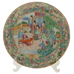 CONDE DE IPANEMA - Prato em porcelana chinesa, Companhia das Índias pertencente ao Serviço do Conde de Ipanema (José Antônio Moreira). Séc. XIX  Apresenta cena central detalhada da corte chinesa pintada à mão. Borda ricamente decorada com esmaltes policromados, incluindo padrões de flores, borboletas e detalhes dourados. Reproduzido no livro Louça da Aristocracia no Brasil à pág. 123. 25 cm.