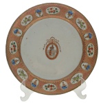 5º. CONDE DE SARZEDAS - Prato raro e bem conservado, em porcelana chinesa, Companhia das Índias, pertencente ao serviço do Quinto Conde de Sarzedas (Bernardo José Maria de Lorena). Governador e Capitão-Geral de São Paulo, Governado e Capitão-Geral de Minas Gerais, Vice-rei da Índia, Produzido por volta de 1800, este prato raso histórico é decorado com esmaltes policromados e detalhes em ouro. Apresenta um medalhão elíptico central ornado que ostenta as Armas Heráldicas da família Lorena e Silveira. Borda com larga faixa em tom salmão ou coral com padrão rendilhado em dourado, intercalada por cartelas ovais que contêm delicadas pinturas de ramalhetes de flores. Reproduzido a pág. 151 do livro Louça da Aristocracia no Brasil. Prato raro e bem conservado. 25 cm.