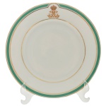 SERVIÇO ISABEL e GASTÃO - Prato em porcelana francesa de Sèvres, datado de 1888,pertencente ao Serviço de gala da Princesa Isabel e do Conde d'Eu, Gastão de Orléans. Pasta dura. Apresenta faixa verde na borda exterior margeada por frisos dourados e as iniciais entrelaçadas IG (Isabel e Gastão) na aba superior. O monograma é encimado pela representação da Coroa Imperial do Brasil. Reproduzido na pág. 217 do livro Louça da Aristocracia no Brasil. 24 cm.