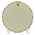 SERVIÇO DO PAÇO IMPERIAL - Prato em porcelana francesa pertencente ao Serviço do Paço Imperial. Apresenta uma cercadura com delicados frisos e filetes na cor verde, borda recortada/ondulada e o brasão com a coroa imperial esmaltada e filetada a ouro no topo. 24 cm.