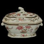 CHINA. Reinado Qianlong (1736-1795) - Sopeira em porcelana chinesa da Companhia das Índias, de formato retangular chanfrado, decorada em policromia de esmaltes da Família Rosa. Apresenta decoração com adornos florais, guirlandas e frisos interrompidas por pequenas estilizações em reservas. Bojo ladeado por pegas moldadas no formato de cabeça de animal. Tampa acompanhando o mesmo estilo, encimada por fruta. Pequeno lascado no interior da borda da tampa.