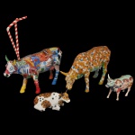 COWPARADE  Lote constando 4 figuras colecionáveis em miniatura da exposição CowParade, sendo:A) Figura colecionável de cerâmica, modelo "Cookies N' Cream", produzida pela Westland Giftware. 9 x 15 x 8 cm.B) Figura colecionável de vaca decorada com um padrão colorido de manchas. 17 x 28 x 9 cm.C) Figura colecionável chamada "Baby Shake", desenhada pela artista Mina Ianuzz. 33 x 30 x 18 cm.D) Figura colecionável de cerâmica "Fun Seeker", lançada em 2001 e desenhada por Janice Joplin. 11 x 16 x 5 cm.
