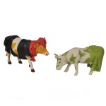 COWPARADE  Lote constando 2 figuras colecionáveis em miniatura da exposição CowParade, sendo:A) Vaca modelo Moo'velous Miss Rhinestone Cow Girl (modelo #7252), lançada em 2002 feita em resina e pintada a mão. 11 x 15 x 5 cm.B) Vaca modelo "Clean Jean the Green Holstein" da Cow Parade, produzida pela Westland Giftware. A peça retrata uma vaca branca com manchas verdes vestindo uma saia longa verde correspondente. Ponta do chifre está quebrado. 8 x 14 x 4 cm.