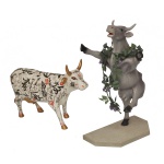 COWPARADE  Lote constando 2 figuras colecionáveis em miniatura da exposição CowParade, sendo:A) Figura colecionável intitulada "Horns In The Sky", modelo 7327, criada pelo artista Yukki Yaura em 2003. 12 x 15 x 6 cm.B) Figura colecionável intitulada "Kudzudora Duncown" da Westland Giftware. 21 x 13 x 7 cm.
