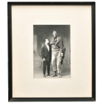 MARTÍN CHAMBI (Escola Peruana, Séc. XIX)  El Gigante de Cusco. Fotografia. Datado e localizado Cusco, 1925. 32 x 23 cm (MI). 61 x 52 cm (ME). O fotógrafo de origem indígena Martín Chambi nasceu em Puno, uma das regiões mais pobres do Peru, no final do século XIX. O pai mudou-se com a família para a província de Carabaya, onde foi trabalhar numa mina de ouro. Perto dali, na mina de Santo Domingo, Chambi aprendeu os rudimentos da fotografia, decidindo assumi-la como ofício.