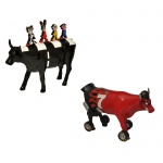 COWPARADE  Lote constando 2 figuras colecionáveis em miniatura da exposição CowParade, sendo:A) Figura colecionável modelo "All You Need Is Pop", criado pelo artista Bob Marongiu para o evento de Milão em 2003. A peça é uma caricatura da famosa capa do álbum Abbey Road dos Beatles, apresentando quatro personagens caminhando sobre a vaca preta. 24 x 27 x 7 cm.B) Figura colecionável em cerâmica esmaltada modelo "Nascow" (#9206), lançada em 2002. A peça temática de corrida tem cor vermelha com chamas pretas e o número "7" na lateral. A vaca possui quatro rodas pretas com a palavra "MOO" escrita em amarelo e canos de escape na parte traseira.