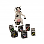 COWPARADE  Lote constando figuras colecionáveis em miniatura da exposição CowParade, sendo: Modelo Vaca DJ Danilo Boer do evento de Curitiba. A figura é feita de resina sólida e inclui pequenas caixas de som decorativas como acessórios. 18 x 8 cm vaquinha / 4 x 4 x 4 cm caixinhas vaquinha com chifre quebrado.