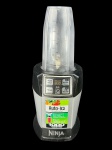 ELETRÔNICO, um (1) liquidificador e processador de alimentos Nutri Ninja Auto-iQ BL480. Ele se destaca pelo seu potente motor de 1000W e pela tecnologia Auto-iQ, que utiliza programas inteligentes para triturar gelo, sementes e ingredientes duros de forma automática, acompanha 2 copos, sendo 1 de 650 ml e 900ml, sinais de uso, porém, funcionando.