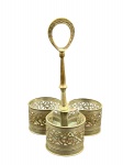 METAL PRATEADO, um (1) porta copos confeccionado em metal prateado com sinais de oxidações, galeria em vazados vegetalista, alça central torneada, necessitando banho, medindo 25x16,5x16,5cm.