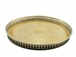 METAL INGLÊS, uma (1) bandeja oval confeccionada em metal espessurado a prata com rico cinzelado de elementos vegetalistas, galeria em folhagens vazadas e perolados, necessita banho de prata, medindo 45,5x34,5cm.