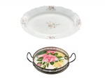 PORCELANA e FAIANÇA, lote com duas (2) peças, sendo: A) 1 bandeja redonda confeccionada em faiança tcheca com pintura floral em policromia, apresentando rachadura, galeria em metal prateado em vazaos, apresentando sinais de oxidação, medindo 22x16,5cm e B) 1 travessa oval confeccionada em porcelana na tonalidade branca da marca BARÃO DO RIO BRANCO, pintura floral em policromia com falhas na pintura, borda em bicados, falhas no filete em ouro, medindo 34x21,5cm.